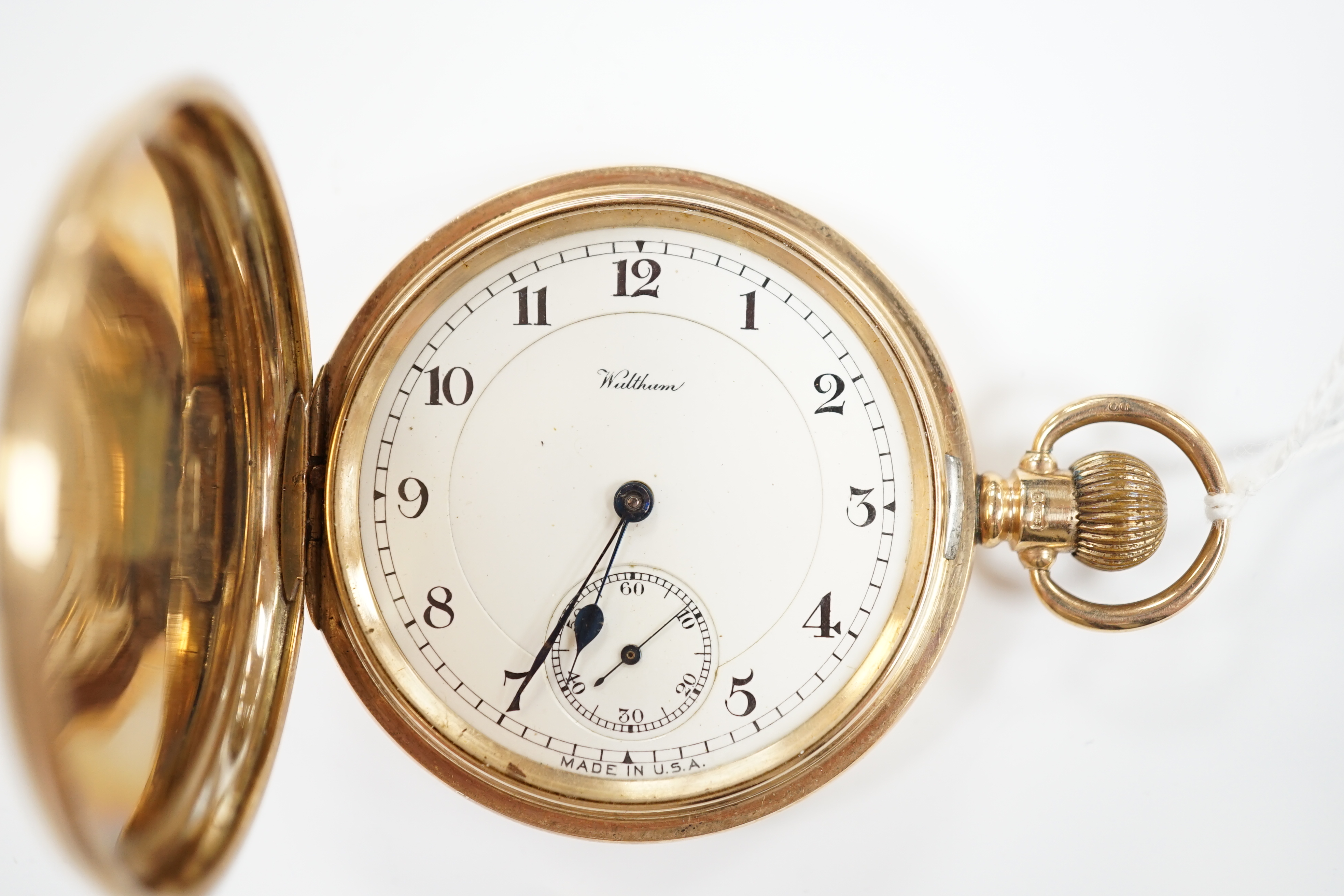 A George V 9ct gold keyless hunter pocket watch by Waltham, case diameter 50mm, gross weight 105.4 grams.